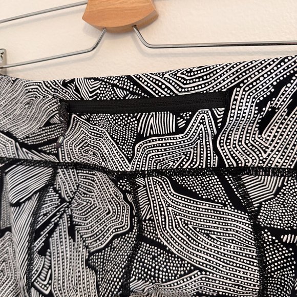 Lululemon yoga capri leggings - Picture 3 of 4